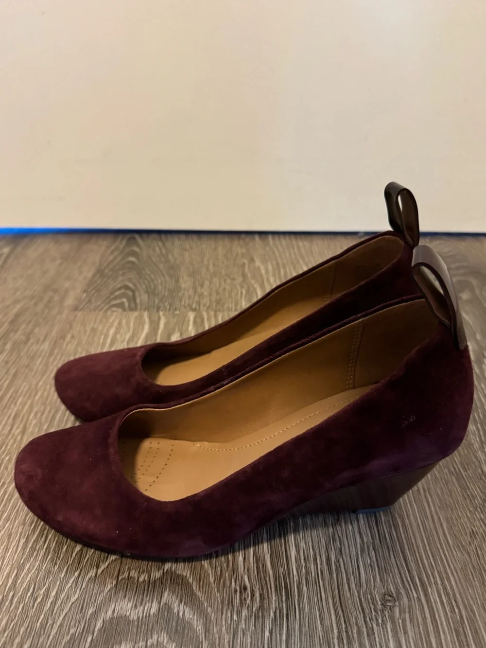 NWOT Clarks Artisan Bassett Mist Suede Wedges in Burgundy